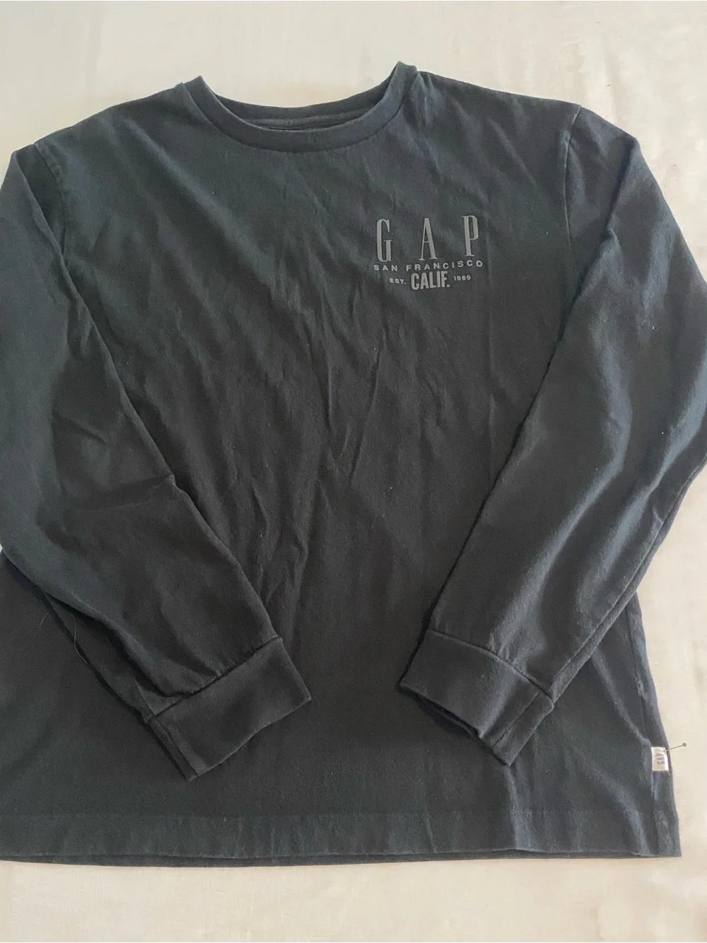 GAP KIDS  Long Sleeve Tee in Black with Grey Logor
